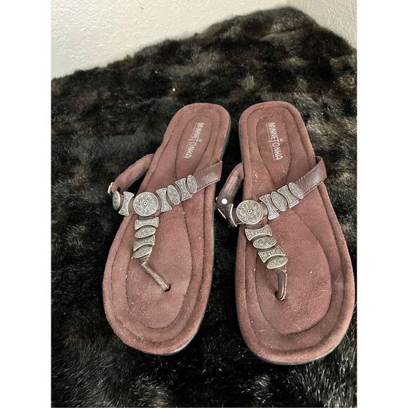 Minnetonka Thong Flip Flop Sandals Womens Size 7.5 Brown Leather Metal # 702041 - Picture 1 of 6